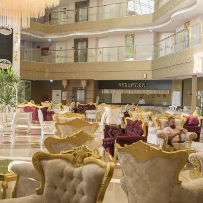 hall d'entrée avec comptoir de réception