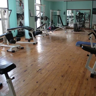 salle de fitness à l'intérieur, bien équipée et bien propre