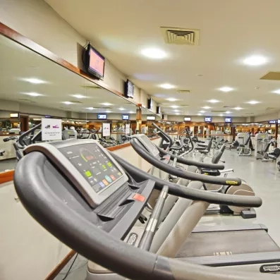 Une salle de fitness moderne équipée de tapis de course et d'appareils de musculation.