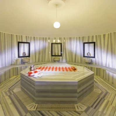 Un magnifique bain turc traditionnel tout en marbre, invitant à la relaxation.