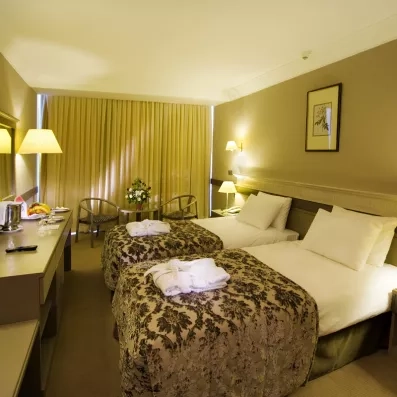 Une chambre dispose de deux lits jumeaux, de peignoirs et d'un coin bureau.