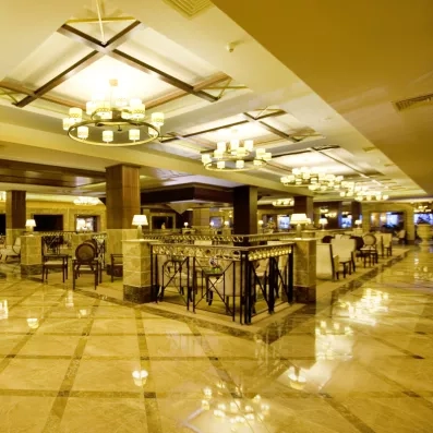 Un vaste espace de réception, avec un sol en marbre et de nombreux coins salons.