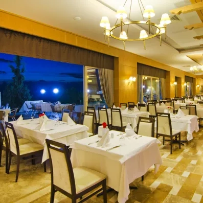 La salle à manger intérieure combine luxe et confort avec son sol en marbre.