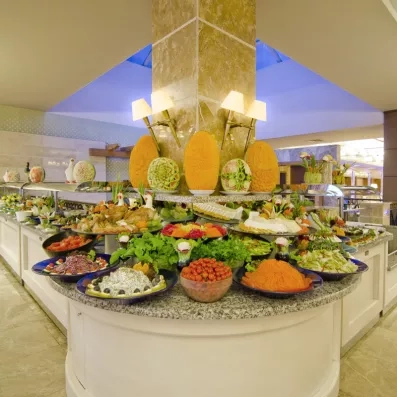 Un buffet généreux présente une grande variété de salades fraîches et de plats colorés.