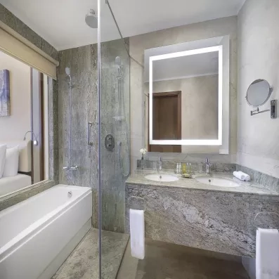 salle de bain avec baignoire