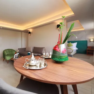 table de déjeuner dans la chambre avec un plateaux en argent et des verres de thé