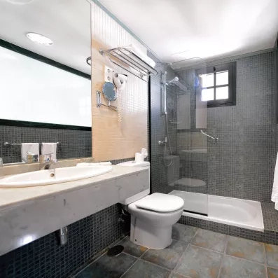 Une salle de bain contemporaine aux tons gris, équipée d'une douche à l'italienne.