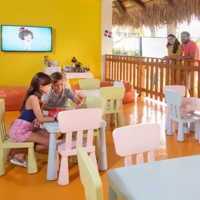 Un club pour enfants propose des activités manuelles et des jeux.