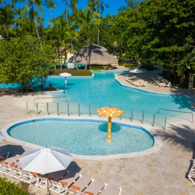 Une vue d'ensemble du complexe aquatique comprenant une piscine principale et un bassin pour enfants.