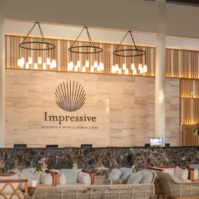 Un plan rapproché du comptoir de réception élégant de l'hôtel.