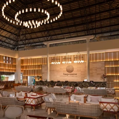 Une vue large du hall d'accueil spacieux, révélant un mobilier chic.