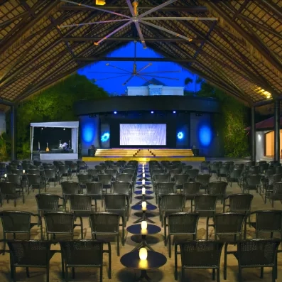Un grand amphithéâtre couvert en plein air, prêt pour un spectacle nocturne.