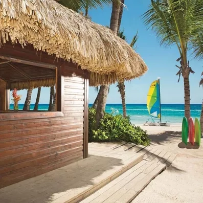 Une cabane en bois sur la plage offre une vue imprenable sur l'océan.