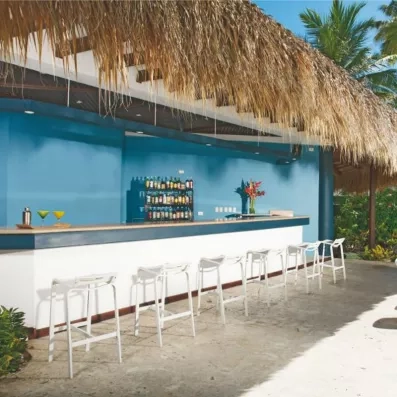 Un bar de plage moderne, abrité par un toit en chaume traditionnel.