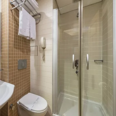 autre salle de bain avec douche et toilette