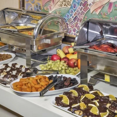 buffet vue de près avec différents plats