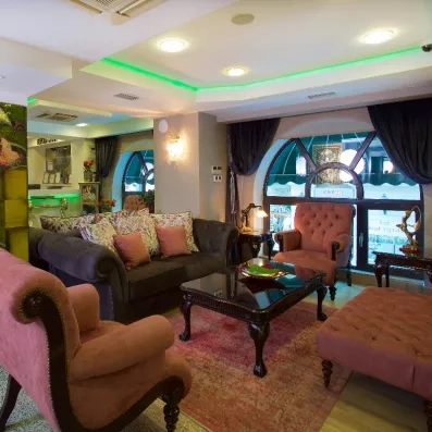 hall d'entrée avec canapés et tables