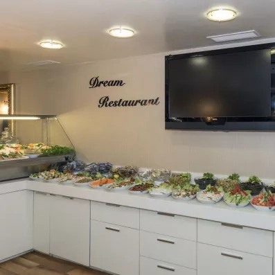 buffet du restaurant avec une télévision d'accueil