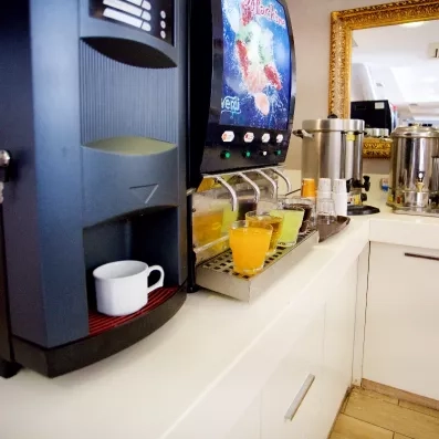 machine à café sur le buffet