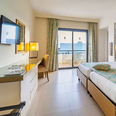 Aménagement intérieur avec coin bureau et vue sur terrasse ensoleillée lors d'un voyage au Palm Azur.