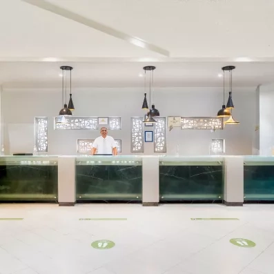 Réception moderne et lumineuse de l'hôtel Palm Azur à Djerba avec un personnel accueillant pour votre séjour.