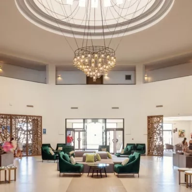 Grand hall de réception luxueux avec lustre imposant et salons confortables pour les voyageurs au Palm Azur.