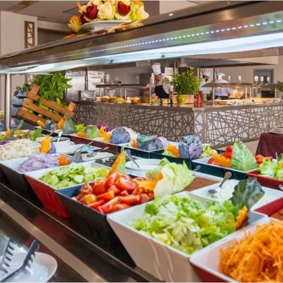 Buffet de crudités fraîches et bar à salades coloré préparé par les chefs de l'hôtel Palm Azur.