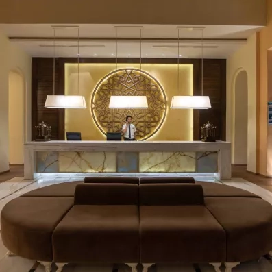 Réception élégante au design oriental moderne accueillant les voyageurs à l'hôtel Marhaba Salem situé à Monastir.