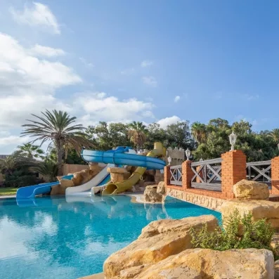Toboggans aquatiques colorés et parc aquatique ludique pour les familles séjournant au Marhaba Salem Monastir.