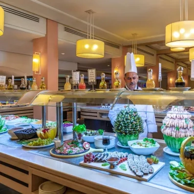 Buffet gastronomique varié et chef de cuisine au restaurant de l'hôtel Marhaba Salem à Monastir.