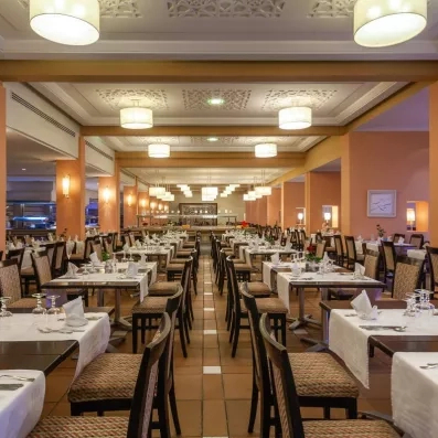 Grande salle de restaurant lumineuse et moderne pour les repas en famille au Marhaba Salem Monastir.