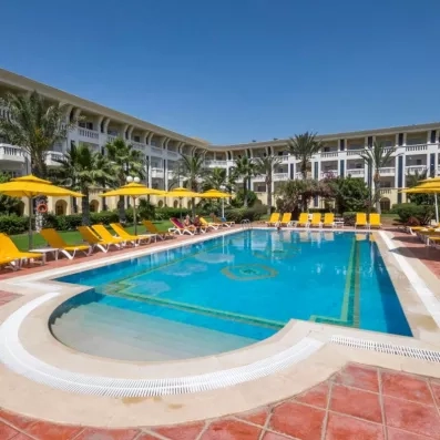 piscine extérieure avec transats 