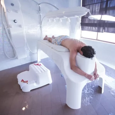 homme et douche sensorielle