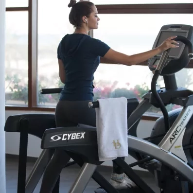 femme sur tapis de sport