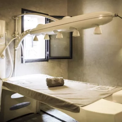 table de soins  équipé au spa de l'hôtel dans une ambiance calme