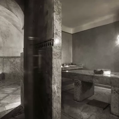 Chambre chaude à la vapeur du hammam oriental traditionnel en marbre gris