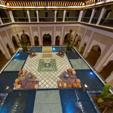 hall vue d'en haut avec une fontaine au milieu décoré et des bassins d'eau