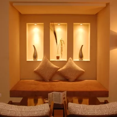 Espace de détente zen et élégant avec coussins brodés au spa de l'hôtel à Djerba.