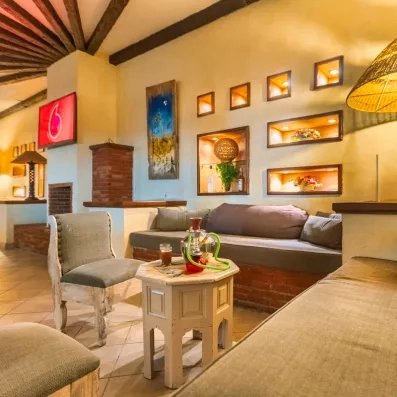 Salon de thé traditionnel tunisien avec chicha et décoration authentique pour une soirée culturelle à Djerba.