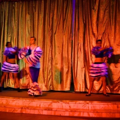 Spectacle de danse folklorique en costumes colorés sur la scène d'animation du Royal Garden Palace à Djerba.
