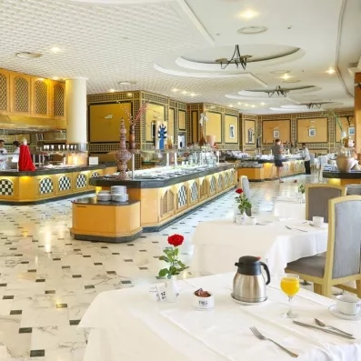 Buffet gastronomique et tables élégantes du restaurant principal au Royal Garden Palace à Djerba, Tunisie.