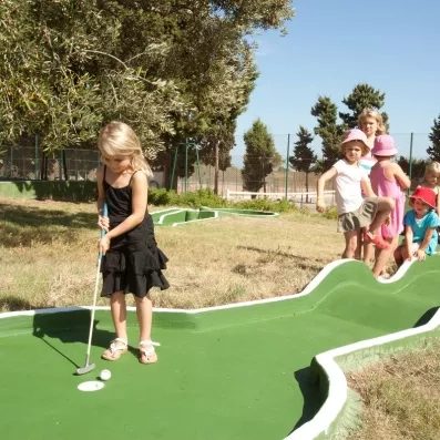 enfant jouant au mini golf