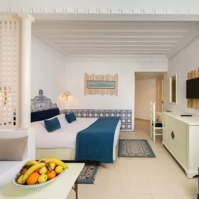 chambre lit double avec corbeille de fruits 