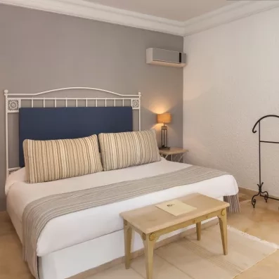 Détail d'une chambre double tout confort au César Thalasso à Djerba, idéale pour un séjour détente.