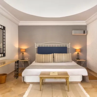 Vue de face d'une chambre d'hôtel lumineuse au César Thalasso Djerba, alliance de confort et d'esthétisme.