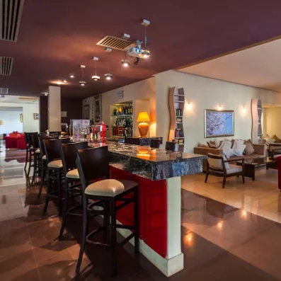 Bar d'intérieur élégant avec comptoir en marbre et salon lounge confortable au César Thalasso.