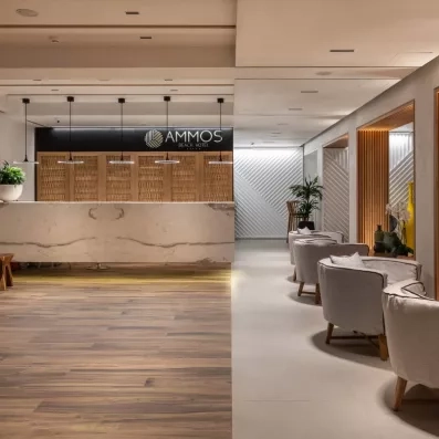 Réception avec point d'accueil et des fauteuils en beige pour se poser