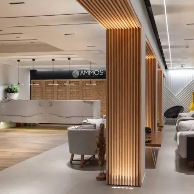 Réception avec point d'accueil et des fauteuils en beige pour se poser