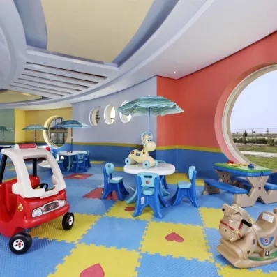 Salle de jeux colorée du club enfants au Mövenpick Waterpark Resort Soma Bay, Hurghada, Égypte.