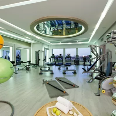 Centre de fitness moderne avec tapis de course au Mövenpick Waterpark Resort Soma Bay, Égypte.